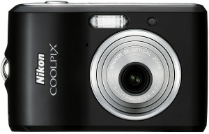 Die Nikon Digitalkamera Coolpix L16 gibt es mit schwarzem oder silbernem Gehäuse. Foto: Nikon