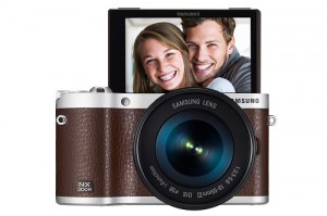 Samsung NX300M: Klappbares Display unterstützt den Selfie-Trend